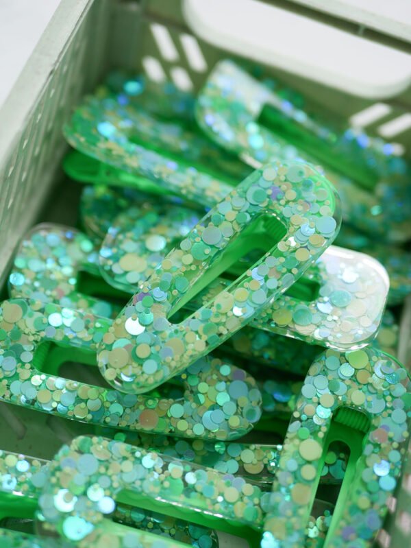 Pince à cheveux pailletée verte en résine triangle – Image 2