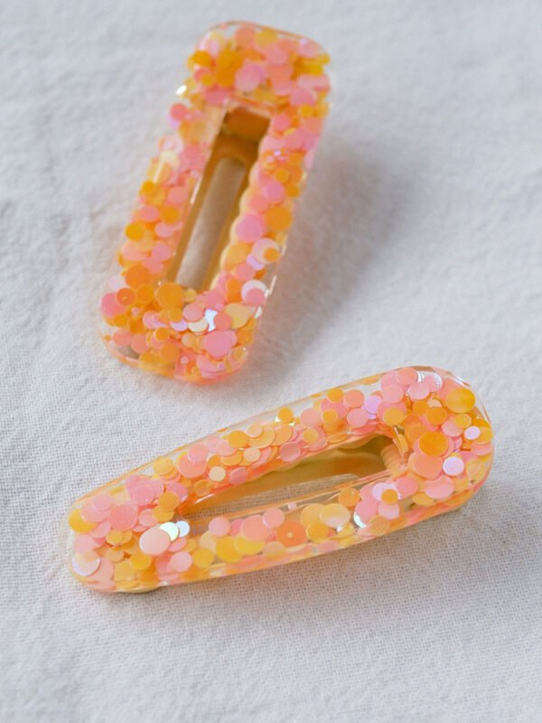 Pince à cheveux pailletée jaune et rose pastel en résine triangle – Image 5