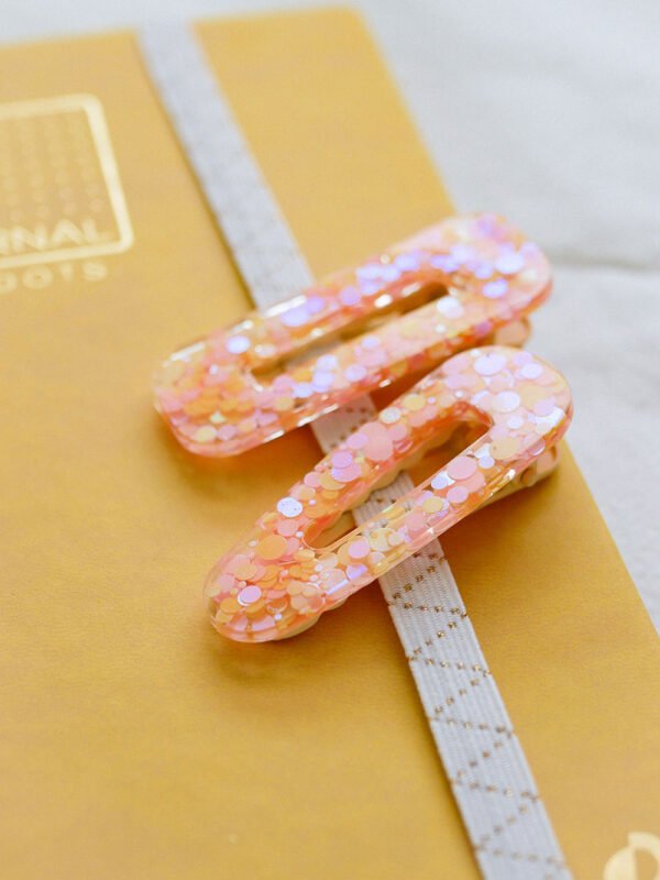 Pince à cheveux pailletée jaune et rose pastel en résine triangle – Image 4