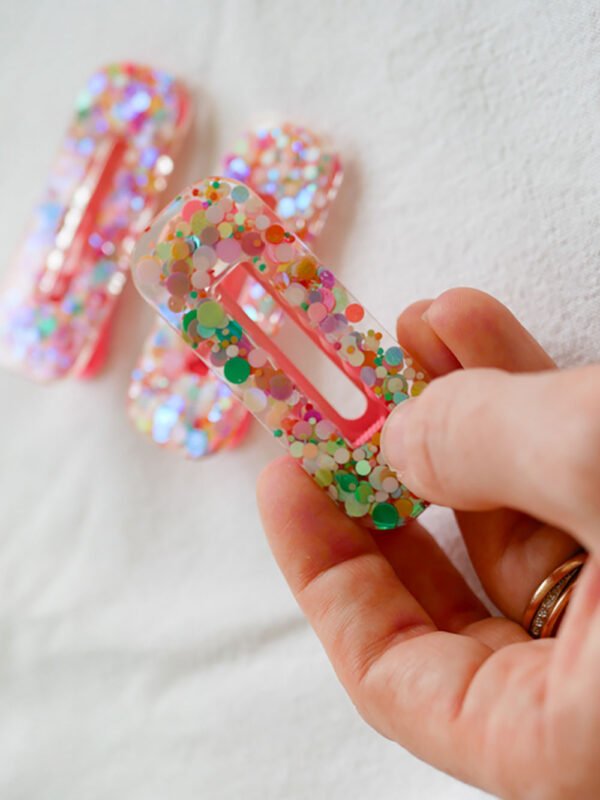Pince à cheveux pailletée multicolore en résine rectangle – Image 6