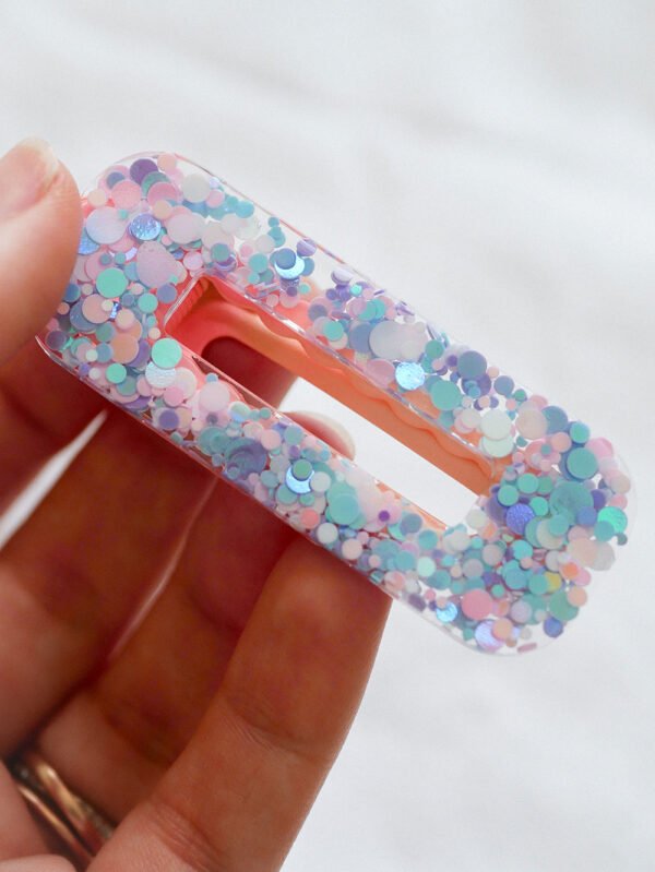 Pince à cheveux pailletée rose et violet pastel en résine rectangle – Image 2